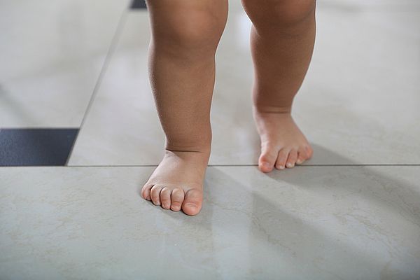 ¿Qué tienen que ver los ojos, los pies y la mordida? Una mirada a los captores posturales, los reflejos primitivos y el desarrollo infantil