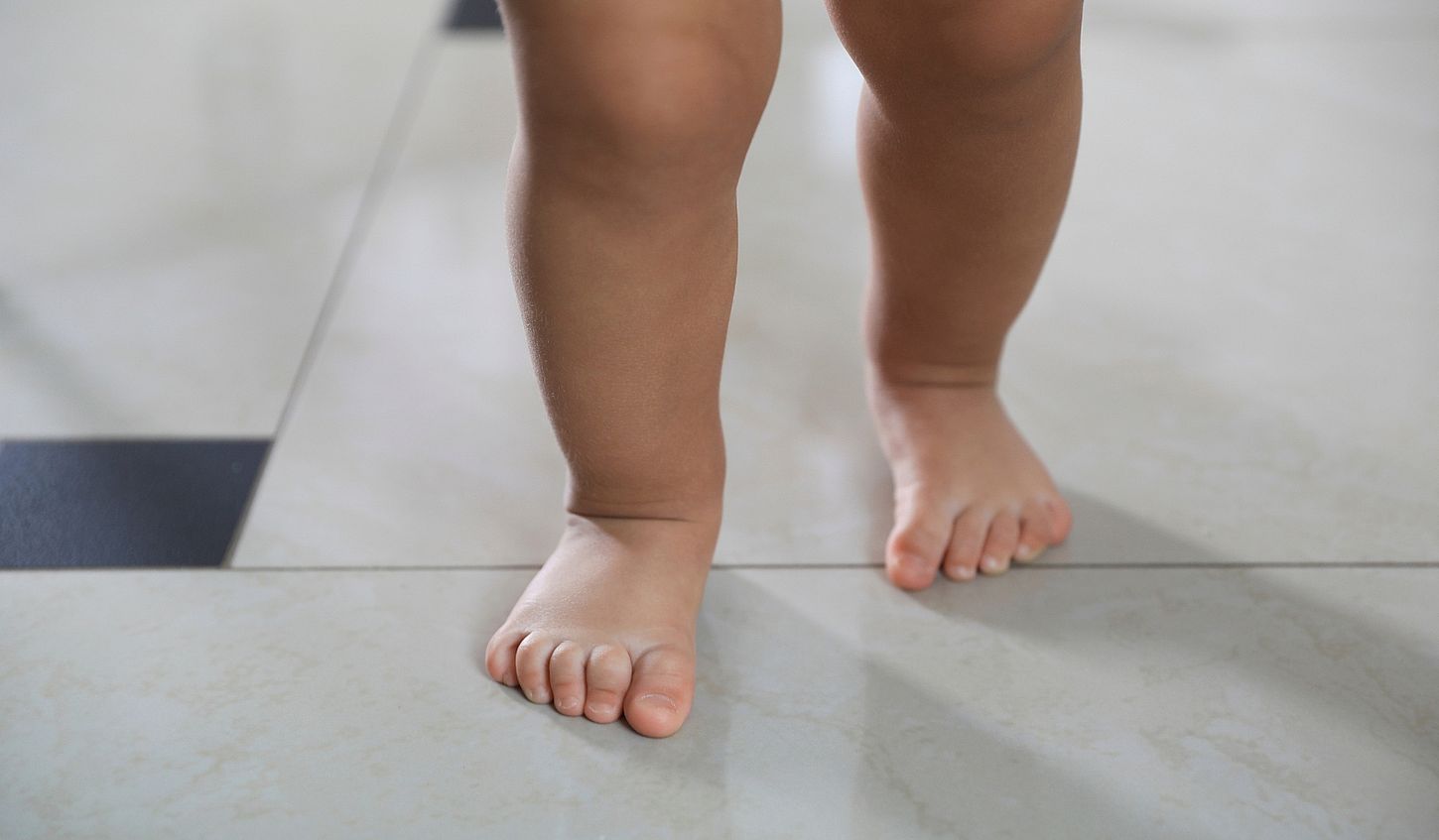 ¿Qué tienen que ver los ojos, los pies y la mordida? Una mirada a los captores posturales, los reflejos primitivos y el desarrollo infantil