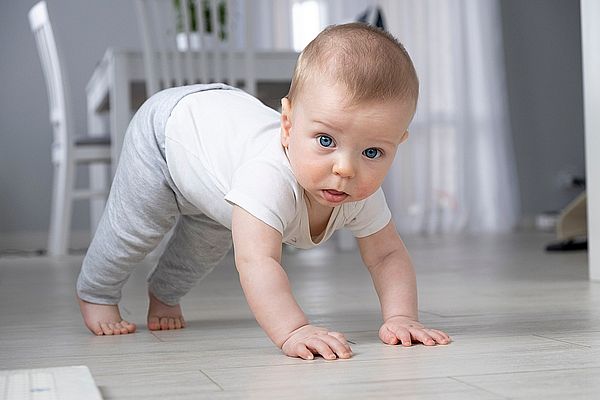 Frenillo lingual, fascia anterior y neurodesarrollo: ¿puede influir en el gateo, la marcha y el desarrollo motor?